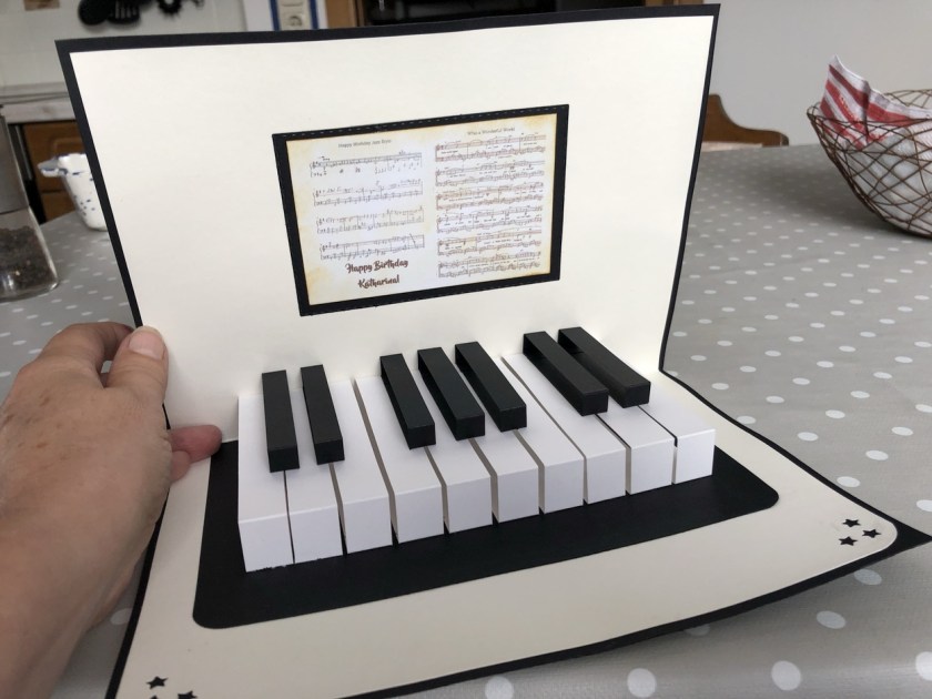 Pop-Up Piano-Karte zum Geburtstag