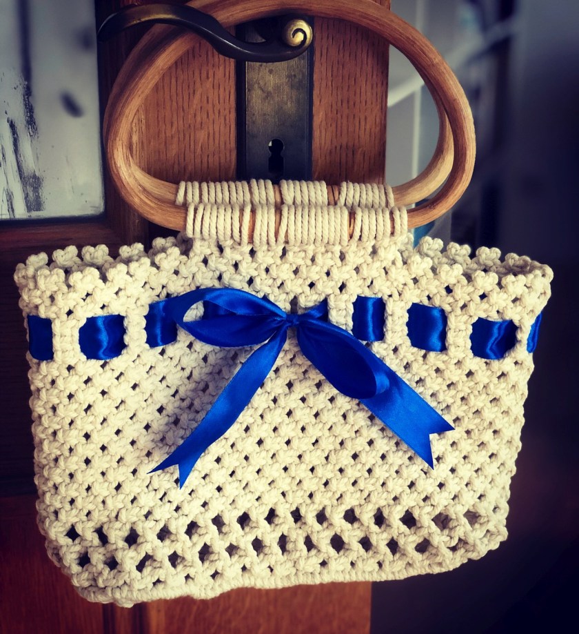 Elegante Tasche mit blauer Schleife