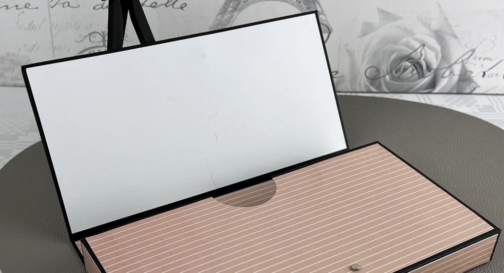 Innenseite des Deckels ist immer weiß oder in einer ganz hellen Farbe gehalten. Platz für persönliche Worte