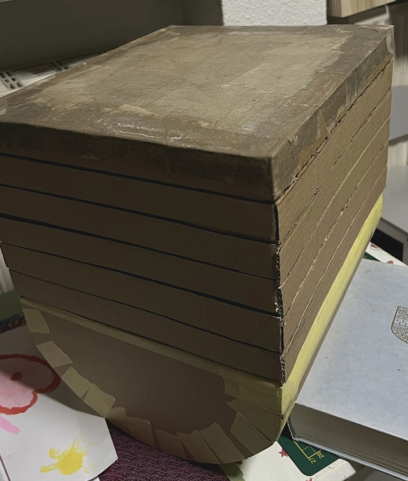 Der Boden wurde innen mit einem zusätzlichen Karton verstärkt und innen und außen mit Papier beklebt.
