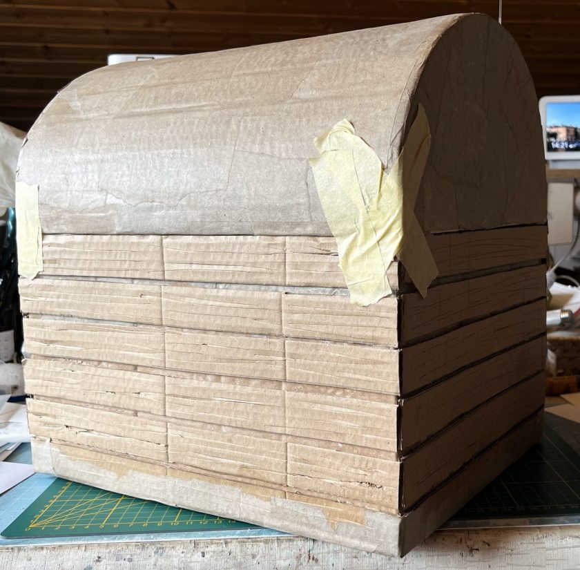 Der Boden wurde innen mit einem zusätzlichen Karton verstärkt und innen und außen mit Papier beklebt.