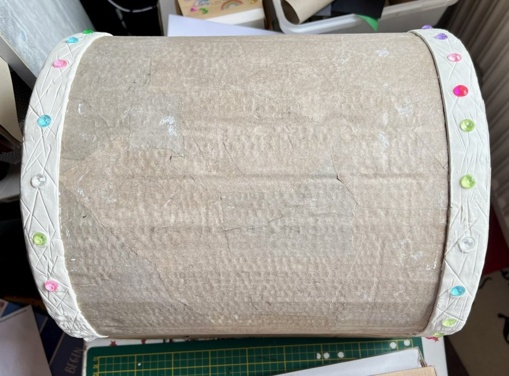 Strukturpaste und Perlen für die Beschläge