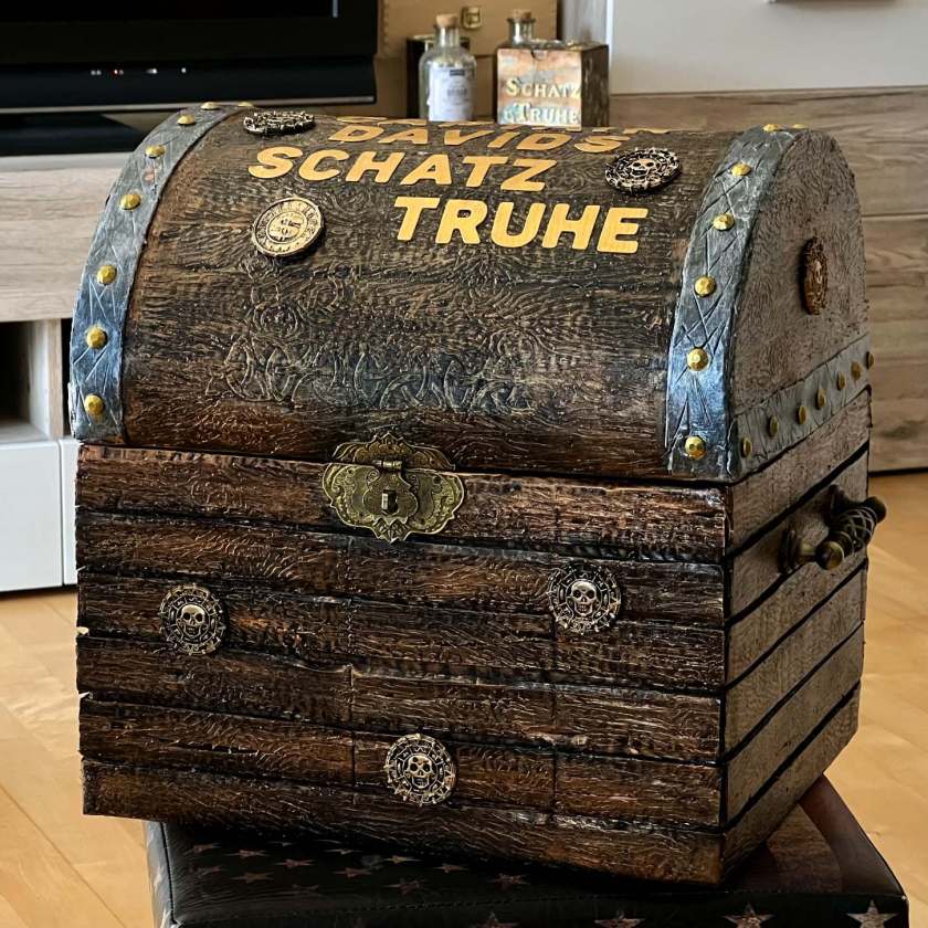 Piratentruhe aus Verpackungskarton